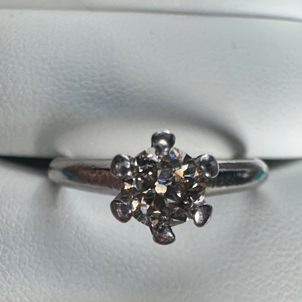 Solitaire natural diamond platinum women’s band 4.3g